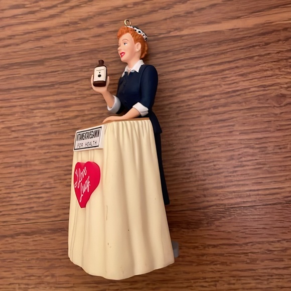 Hallmark Ornament 2001 I Love Lucy Does A TV Commercial Vitameatavegamin - Picture 2 of 11